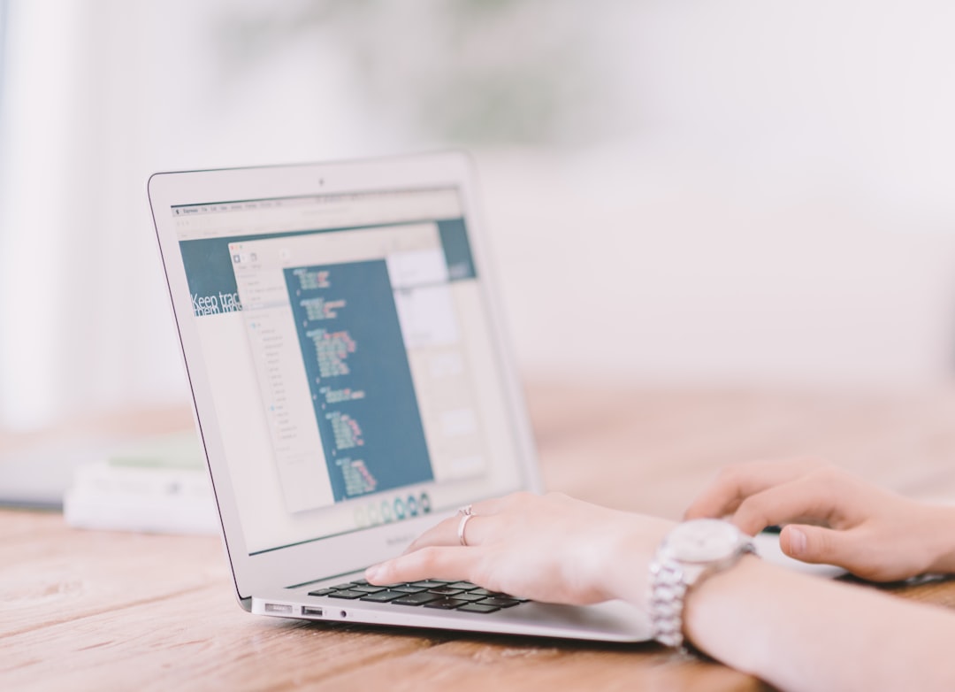 Landing page vs sitio web completo: cuál necesitás según tu momento